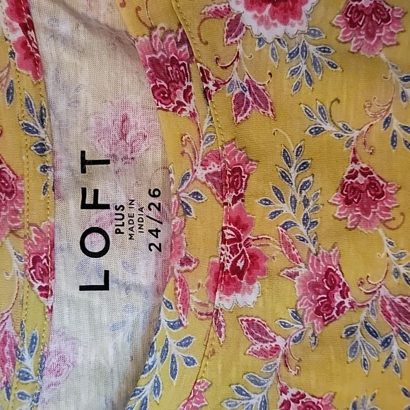 Loft NWT Plus Size Short Sleeved Shirt Yellow with Pink Flowers Size 24/26 - Picture 2 of 6